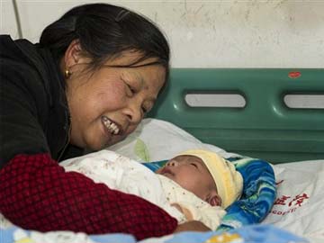 China jails doctor for selling babies