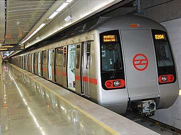 Delhi: Man jumps before Metro train, dies