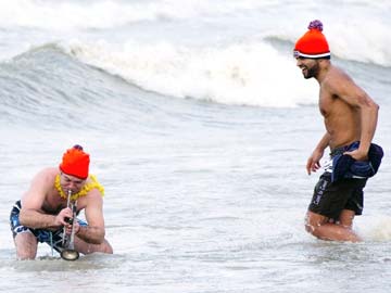 Thousands of Dutch take icy New Year's dip