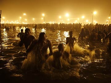 Thousands take holy dip in Saraswati river on Makar Sankranti