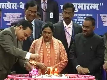 AAP effect? (relatively) low-key birthday for Mayawati, blue caps included