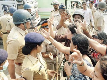 Mumbai: Ministers gun for Raj Thackeray, back toll collection