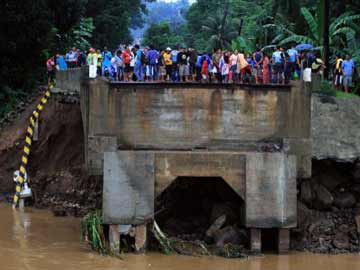 Thousands flee storm, persistent floods in Philippines