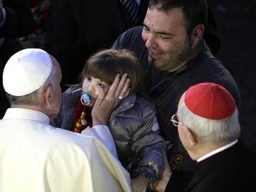 Feed your babies if you want, Pope tells mothers in Sistine Chapel