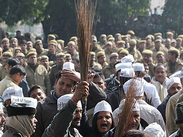 Delhi: Opposition tears into Arvind Kejriwal's AAP for its street protest