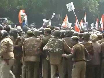 Congress' tit for tat protest at Rajnath Singh's residence