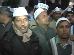 Before Arvind Kejriwal resigned, mass SMS brought crowd of supporters at AAP office