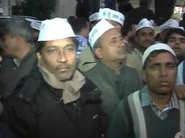 Before Arvind Kejriwal resigned, mass SMS brought crowd of supporters at AAP office