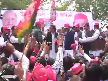 Akhilesh Yadav flags off Samajwadi Party cycle rally in Delhi