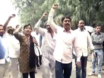 Telangana and Seemandhra supporters clash in Andhra Bhawan in Delhi