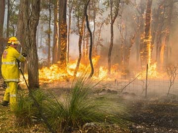 Australian wildfires destroy at least 20 homes 