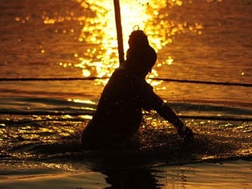 Allahabad: Lakhs take holy dip on Basant Panchmi