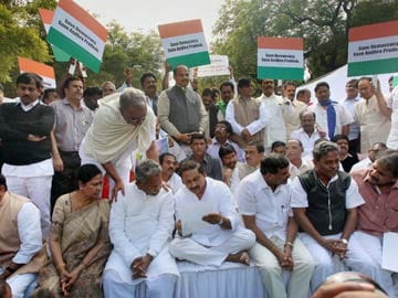 Seemandhra MPs force Centre to revisit Telangana Bill 