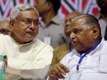 Nitish Kumar, Mulayam Singh Yadav raise pitch for third front