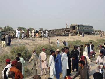 Bomb derails train in southwest Pakistan, kills eight