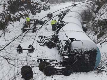 Train carrying Canadian oil derails, leaks in Pennsylvania