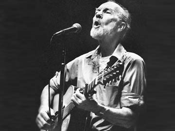 Songs by friends, fans mark Pete Seeger memorial