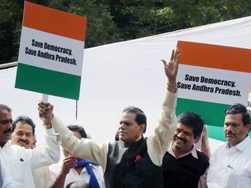 Telangana row: Congress' Seemandhra MPs seek no trust vote against Prime Minister
