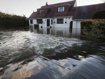 Swamped UK villagers summon wartime spirit as Thames floods