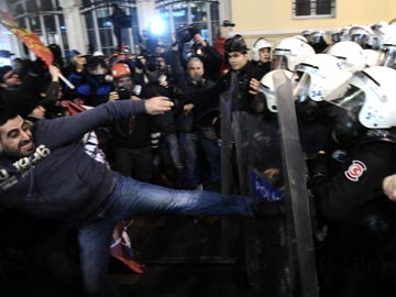 Police in Turkey disperse protest against internet curbs