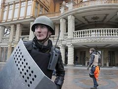 Ukraine disbands riot police as leaders seek to unite country