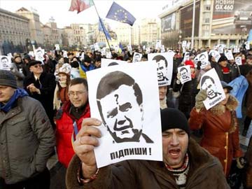 Ukrainian President Viktor Yanukovich returns to work, street protests go on