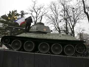 Armed men seize government headquarters in Ukraine's Crimea, raise Russian flag