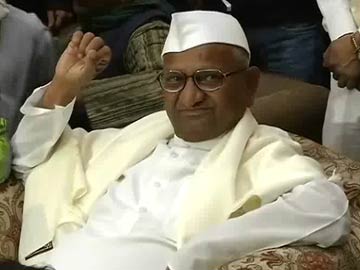 Anna Hazare praises Mamata Banerjee for simplicity, takes a jibe at Arvind Kejriwal