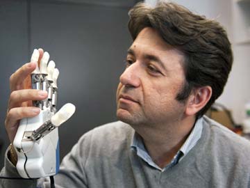 'Bionic hand' helps amputee to sense shape, texture