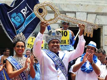 Rio de Janeiro's raucous carnival begins