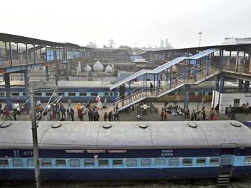 For railway children, a dangerous life by the tracks 