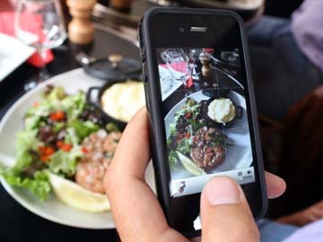 French chefs rebel against 'food porn' photos