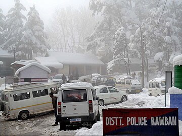 Fresh snowfall forces closure of Srinagar-Jammu national highway