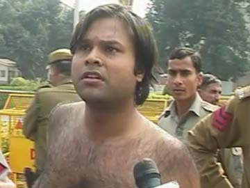 Delhi: Couple strips in front of Rashtrapati Bhavan