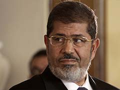 Egypt's Mohamed Morsi urges 'revolution' from caged dock