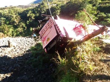 14 dead as bus falls into ravine in Philippines