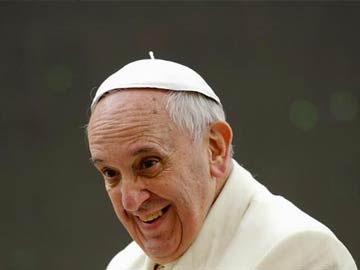 In a first, pope Francis and staff to hold retreat outside Vatican