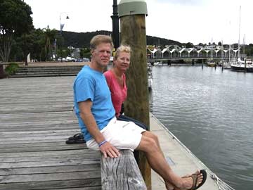 US parents comb Pacific for sign of lost daughter