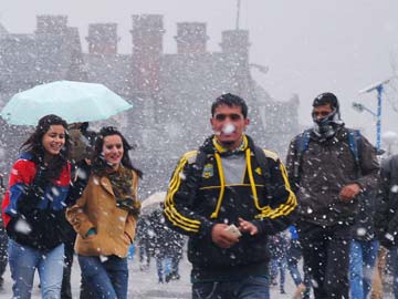 Snowfall continues in Himachal Pradesh, season's lowest temperature recorded