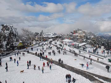 Mercury dips in most parts of north, mild snowfall in Manali