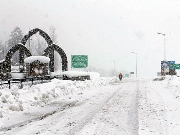 Kashmir Valley lashed by rains; higher reaches receive snow