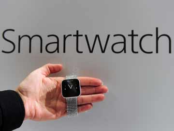 Smart watches, bracelets: the new mobile phenomenon