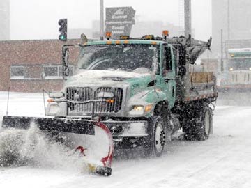 Snow storm slams US Plains, at least two dead