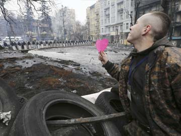 Ukraine protesters, police pull back in contest over President