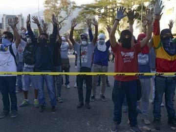 Venezuelans up barricades as protest death toll rises