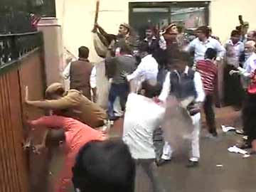 Chaos in heart of Delhi as AAP clashes with BJP