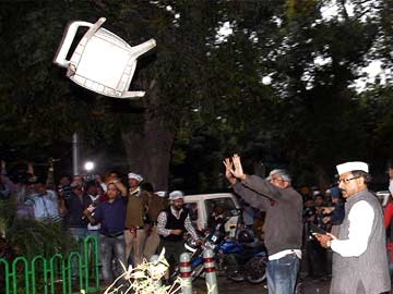 AAP leaders Ashutosh, Shazia Ilmi booked for rioting after clashes with BJP