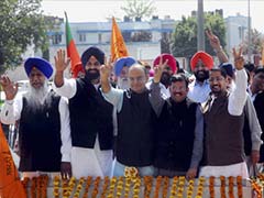 Arun Jaitley campaigns in Amritsar. No Sidhu in sight.