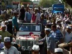 Arvind Kejriwal's Gujarat roadshow resumes after brief halt by police