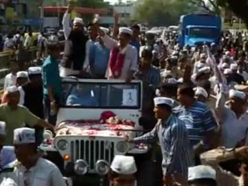 Arvind Kejriwal's Gujarat roadshow resumes after brief halt by police